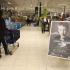 L’hipermercat Carrefour de Lleida, ahir al migdia durant l’‘hora silenciosa’.