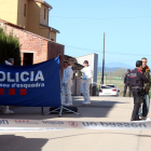 Agents dels Mossos davant la casa de Bellcaire d’Empordà en la qual es va cometre el crim.