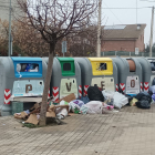 Els contenidors en un carrer de Rosselló desbordats per les escombraries.