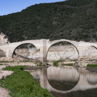Vista del rio Ter en la cabecera del pantano de Sau, en la localidad barcelonesa de Vilanova de Sau, que almacena 7,81 hectómetros y se sitúa en el 4,73 por ciento, después de las lluvias caídas en Cataluña entre el sábado y el domingo pasados.