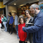 L’escriptor lleidatà Carles Porta, firmant llibres l’any passat a Lleida la vigília de Sant Jordi.