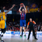 Abrines llança un triple en una acció del partit d’ahir.