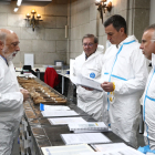 Sánchez va visitar ahir el laboratori forense on analitzen les exhumacions del Valle de Cuelgamuros.