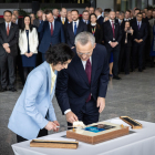 Jens Stoltenberg i la ministra d’Exteriors belga, Hadja Lahbib, ahir en la cimera de l’OTAN.