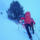 Els dos excursionistes ferits estaven parcialment coberts per la neu.