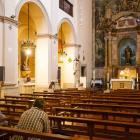 Fidels acudeixen cada dia per torns a l’església de Sant Pere de Lleida per adorar el Senyor.