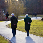 Dos jubilats passegen per un parc.