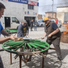 Demostració de l’antic ofici de reparar les rodes dels carros.