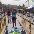 La guanyadora de la marató femenina, la mallorquina Àngels Llobera, celebra la victòria.