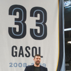 Marc Gasol posa amb la gegantina samarreta amb el seu número 33.