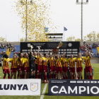 Les jugadores de la selecció aixequen el trofeu de guanyadores del partit contra Paraguai.