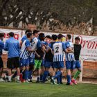 Els jugadors de l’Artesa de Lleida formen una pinya per celebrar el gol de la victòria.