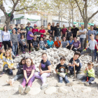 Construeixen un mur de pedra seca a l'escola Maria-Mercè Marçal