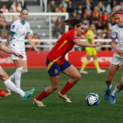 La jugadora del Barça Mariona Caldentey, autora del tercer gol, porta la pilota entre rivals.