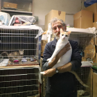 Diego Ladera cuida els gats que rescata en un magatzem de tres plantes a prop de l’Escorxador.