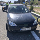 Imatge del cotxe que conduïa la infractora (esq.) i com va quedar el vehicle contra el qual va impactar (d.).
