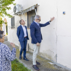 Fèlix Larrosa i José Crespín inspeccionant esquerdes d’un dels habitatges afectats.