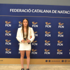 La nadadora del CN Lleida posa amb la medalla rebuda.
