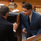 El portaveu d’ERC al Congrés, Gabriel Rufián, conversant ahir a la Cambra amb Pedro Sánchez.