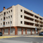 Un dels blocs d’habitatges pràcticament acabats i amb la llicència expirada a Alcarràs.