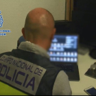 Imatge d’arxiu d’un agent de la Policia Nacional durant un operatiu de ciberdelinqüència.