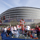 La plantilla de l’Athletic, al seu pas a bord de la gavarra per l’estadi de San Mamés.