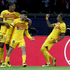 Koundé, Pedri i Raphinha celebren un dels gols davant del PSG.