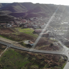 Vista aèria de Mequinensa, en la qual es pot veure a la dreta la carretera a la localitat.