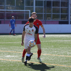 Un jugador del Borges B prova de jugar la pilota davant de la pressió del rival.