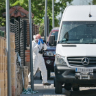 Un agent de criminalística treballa al lloc dels fets.