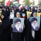 Els iranians participen en una celebració després de l’atac de l’Iran a Israel, a la plaça Palestina, a Teheran.