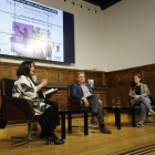 La directora de SEGRE, Anna Sàez; el president de la Diputació, Joan Talarn; i l’autora del llibre, Cristina Mongay, ahir a l’IEI.