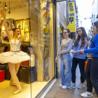 Performances de dansa en aparadors de l'Eix Comercial de Lleida