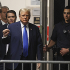 Trump fa gestos mentre torna al tribunal a Nova York.
