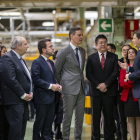 Aragonès i Sánchez visitant ahir amb representants d’Ebro i Chery la factoria.