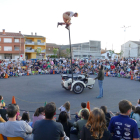 Un moment de l’espectacle ‘Sidecar’, de Pessic de Circ, ahir a la plaça 1 d’Octubre de Bellcaire.