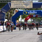 Moment de l’arribada de la prova a la meta situada a Gimenells.