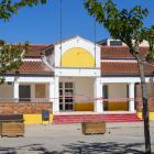 L’escola Antònia Simó, amb la façana escantellada i l’entrada acordonada.