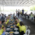 El pàrquing del Barris Nord va acollir el dinar popular amb què es va clausurar la festa gegantera.