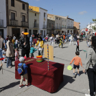 Assistents ahir als tallers de circ d’Improvisto’s a la plaça Mercat de Bellcaire d’Urgell.