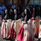 Algunes de les protagonistes del Dia de la Faldeta, ahir a Fraga, abillades amb el vestit tradicional.