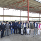 Alejandro Fernández va visitar ahir la granja La Carbona, a Vallfogona de Balaguer.