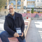 Eduard Ribera amb el llibre a la plaça de les Nacions sense Estat de Tàrrega.