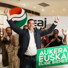 “Ho donaré tot per Euskadi, cada dia” ■ Aclamat per simpatitzants del PNB com a “ari, ari, ari, Pradales Lehendakari”, el candidat a lehendakari, Imanol Pradales, que justament ahir va celebrar el seu 49 aniversari, va assegurar que ho don ...