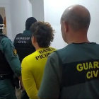 Tres agents de la Guàrdia Civil escorten un membre de la banda.