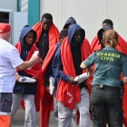 Creu Roja i la Guàrdia Civil atenen migrants arribats a bord d’una pastera a Tenerife al febrer.