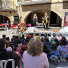 Les Borges Blanques. A la plaça 1 d’Octubre, es va organitzar un escenari que convidava el públic a recitar poesia. El van visitar alumnes d’escoles de la localitat.