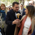 Pere Aragonès ahir amb la seua dona durant una visita a les parades de llibres de Barcelona.