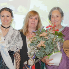 Un dia feliç ■ Pocs dies abans de la seua mort, Teresa Sabaté va rebre un merescut i emotiu homenatge en el marc de la primera Fira del Llibre de Ponent d’Alguaire el dia 13 d’abril. A la foto, l’acompanyen la seua neta i l’alcaldessa, Im ...