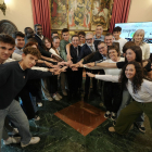 Albares i Larrosa, amb un grup de joves participants en el projecte Joves Solidaris.
